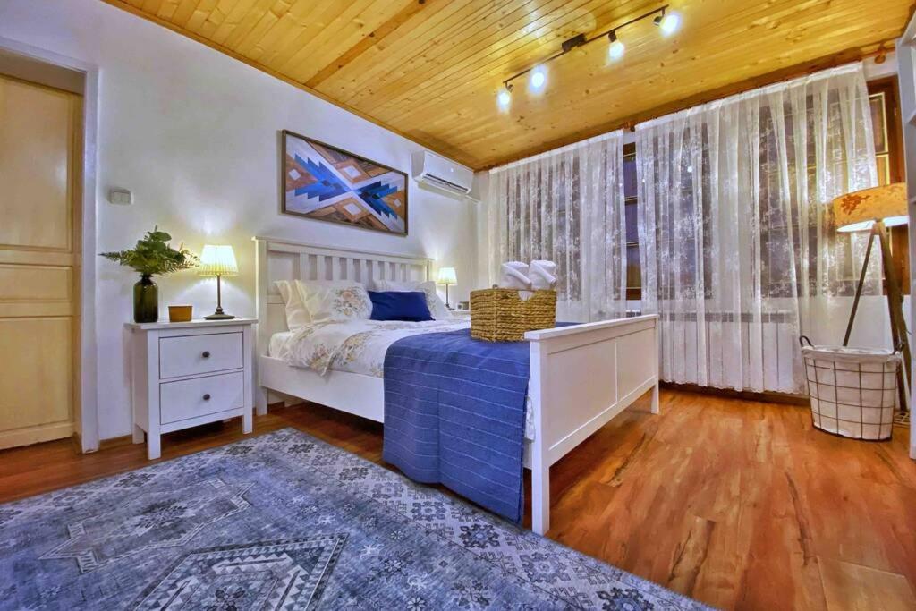 1 dormitorio con cama y techo de madera en The Secret Lodge- NEW with private GARAGE, entire house, en Veliko Tŭrnovo