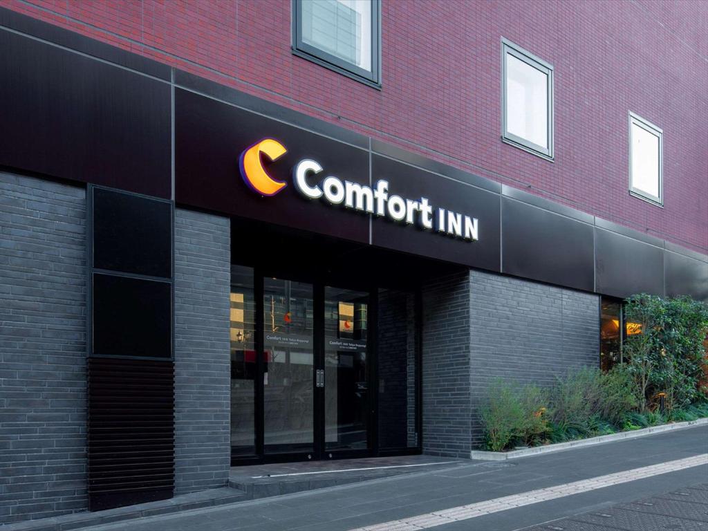 um edifício com um sinal para uma estalagem de conforto em Comfort Inn Tokyo Roppongi em Tóquio