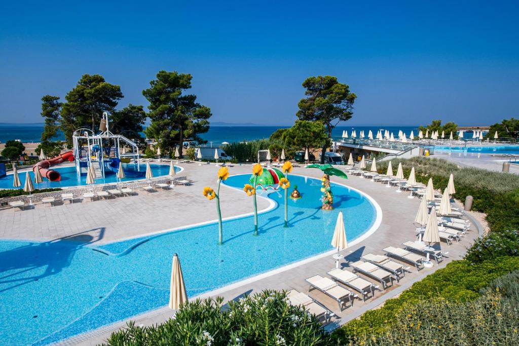 Bazén v ubytování Zaton Holiday Resort Mobile Homes nebo v jeho okolí
