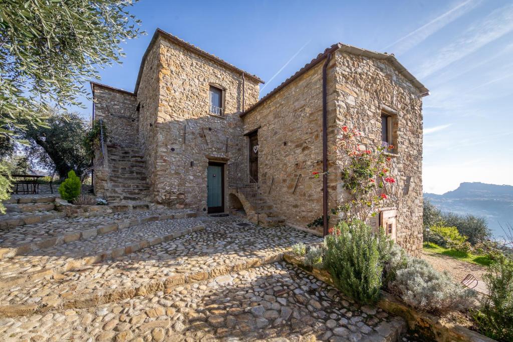 Elle offre une vue extérieure sur un bâtiment en pierre doté d'une porte. dans l'établissement Agriturismo C'era Una Volta, à Camporosso