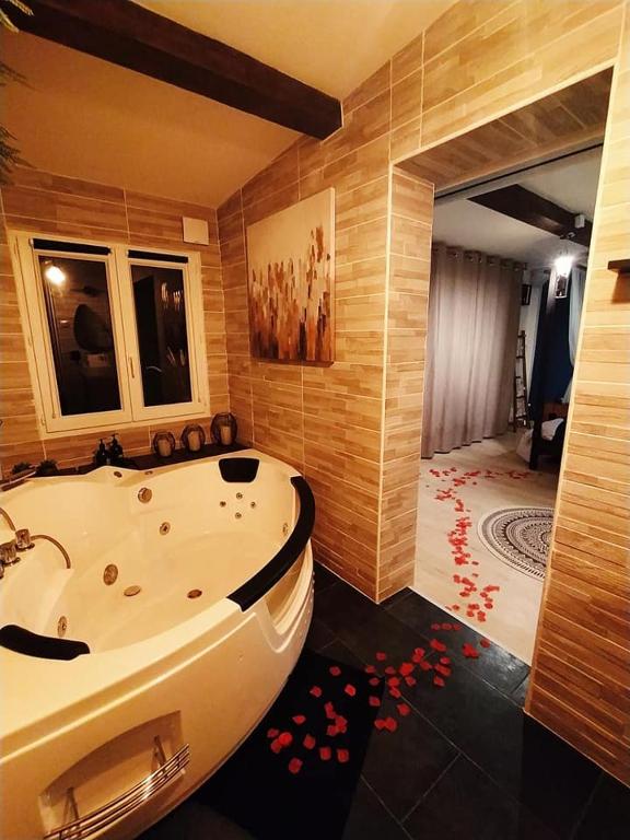 a large bathroom with a tub in a room at A l&#39;Orée des pins - Gite indépendant avec baignoire balnéo et Home Cinéma en sup - Voir info de l&#39;hôte in Cuges-les-Pins