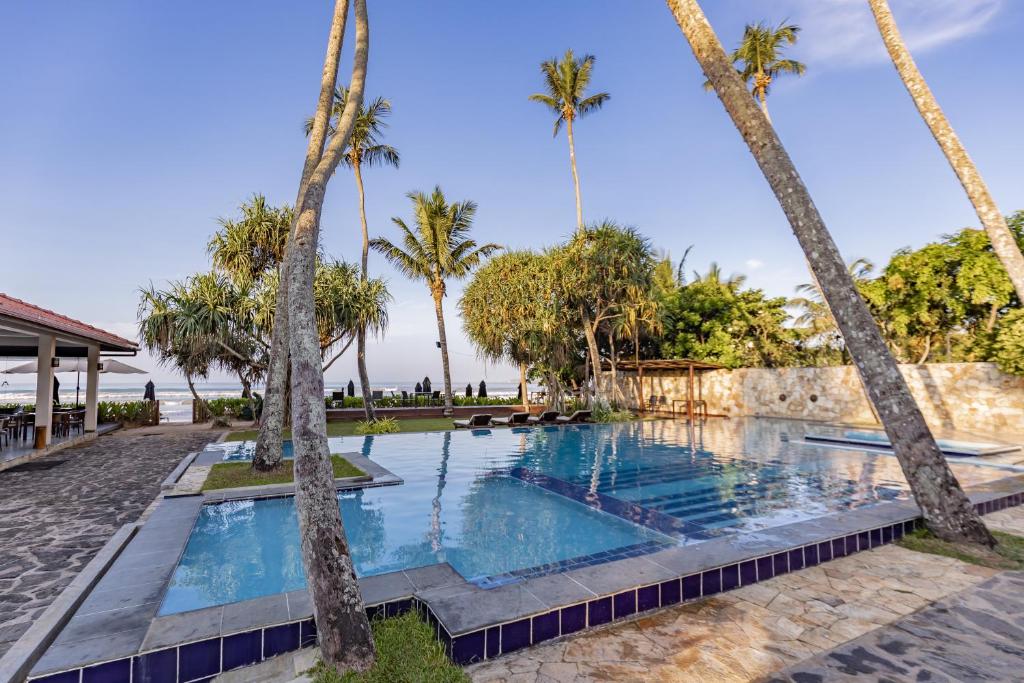 Bazén v ubytování Weligama Bay Resort nebo v jeho okolí