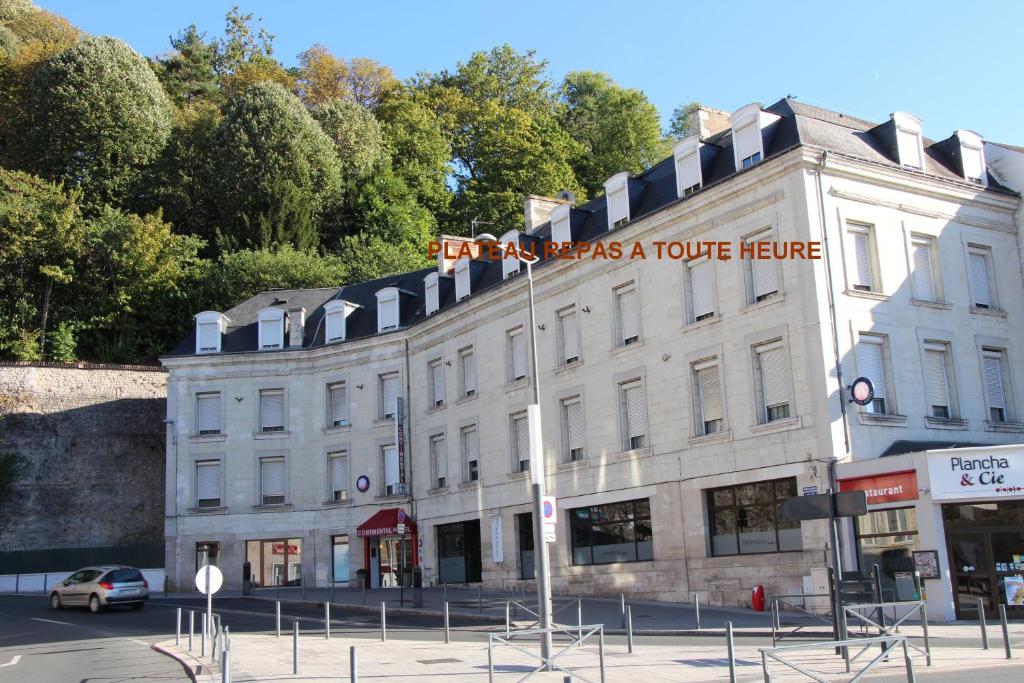 un edificio con un cartel en el costado en The Originals City, Hôtel Continental, Poitiers (Inter-Hotel) en Poitiers