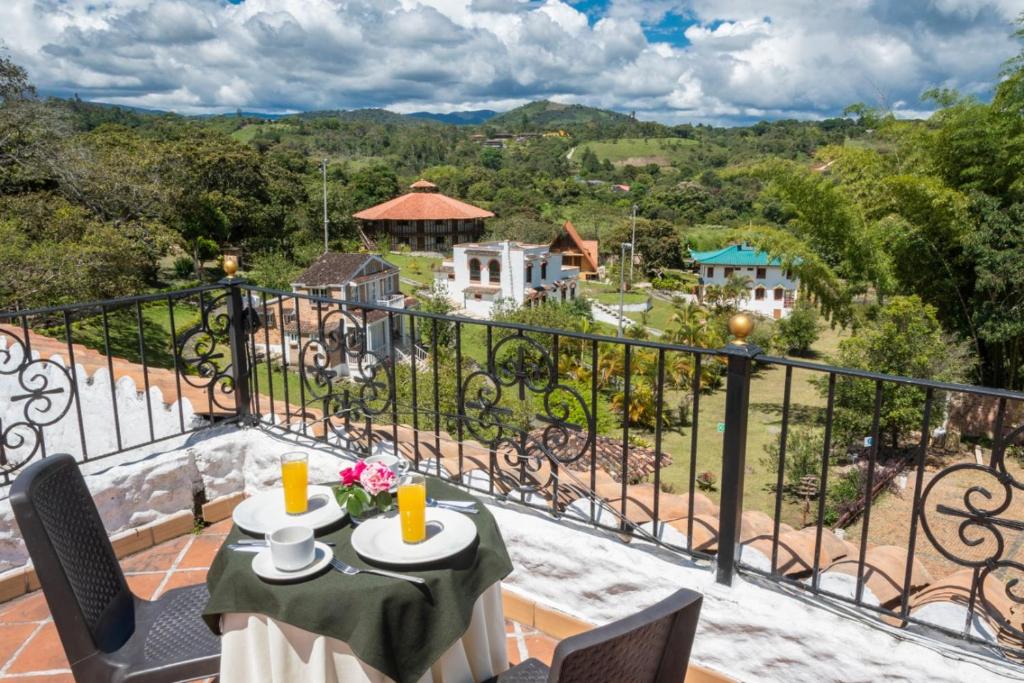 balkon ze stołem i krzesłami oraz widokiem w obiekcie San Agustin Internacional Hotel w mieście San Agustín