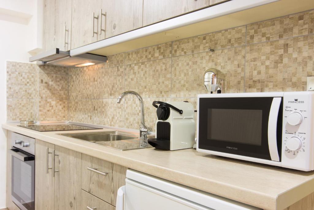 A kitchen or kitchenette at Rooms Kavala