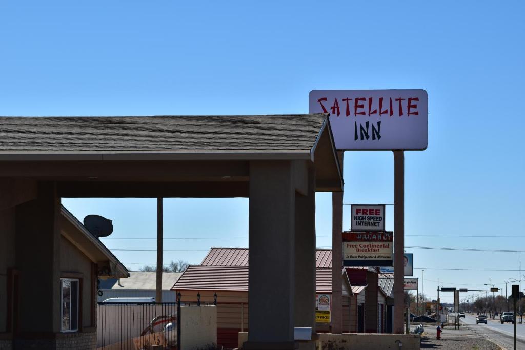 Una gasolinera con un cartel que lee Valley Mile inn en Satellite Inn, en Alamogordo