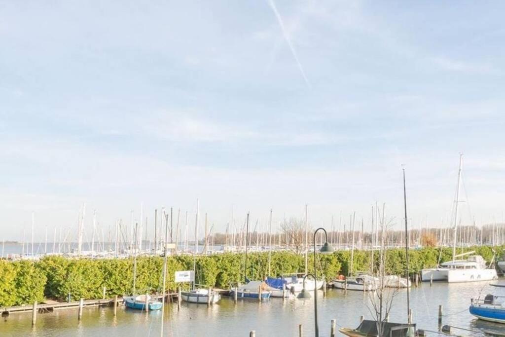een stel boten aangemeerd in een haven bij Who's Anton? Monnickendam, vlak bij Amsterdam in Monnickendam