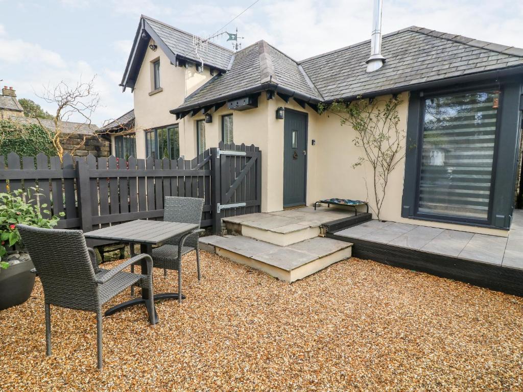 a backyard with a table and chairs and a house at 5 Lake House in Lancaster