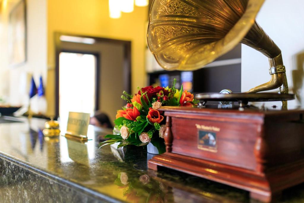 布加勒斯特的住宿－特卡德拉酒店，上面有插花的桌子