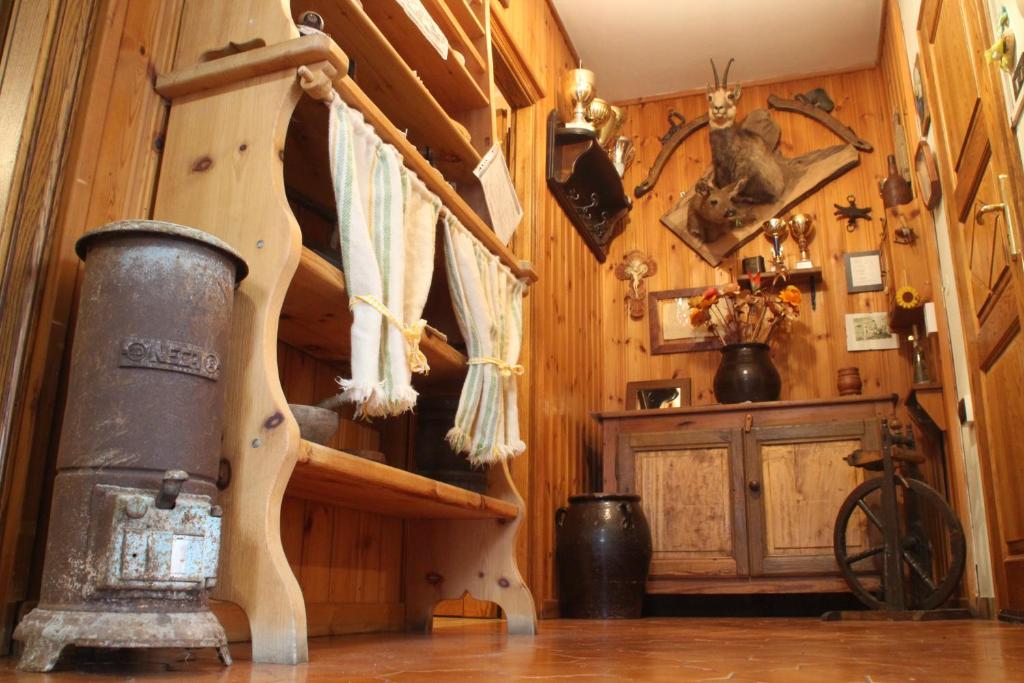 ein Zimmer mit einer Holztreppe in einem Haus in der Unterkunft Maison du Chasseur in Charvensod