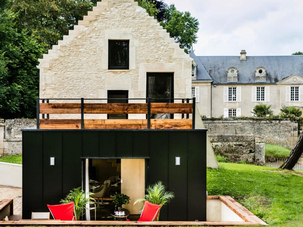 une maison avec un extérieur noir dans l'établissement Chez Laurence du Tilly - L'annexe, à Colomby-sur-Thaon