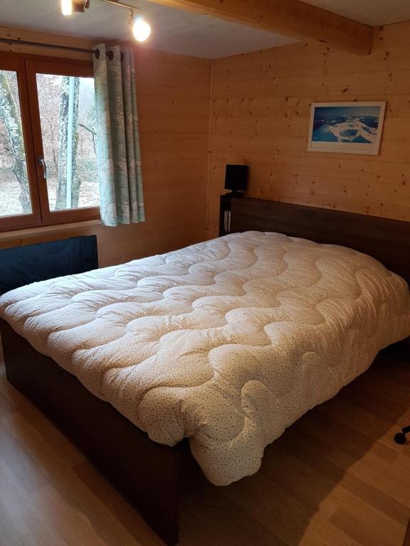 Kama o mga kama sa kuwarto sa Insolite Chalet de pêche Sérénité - Bien Etre