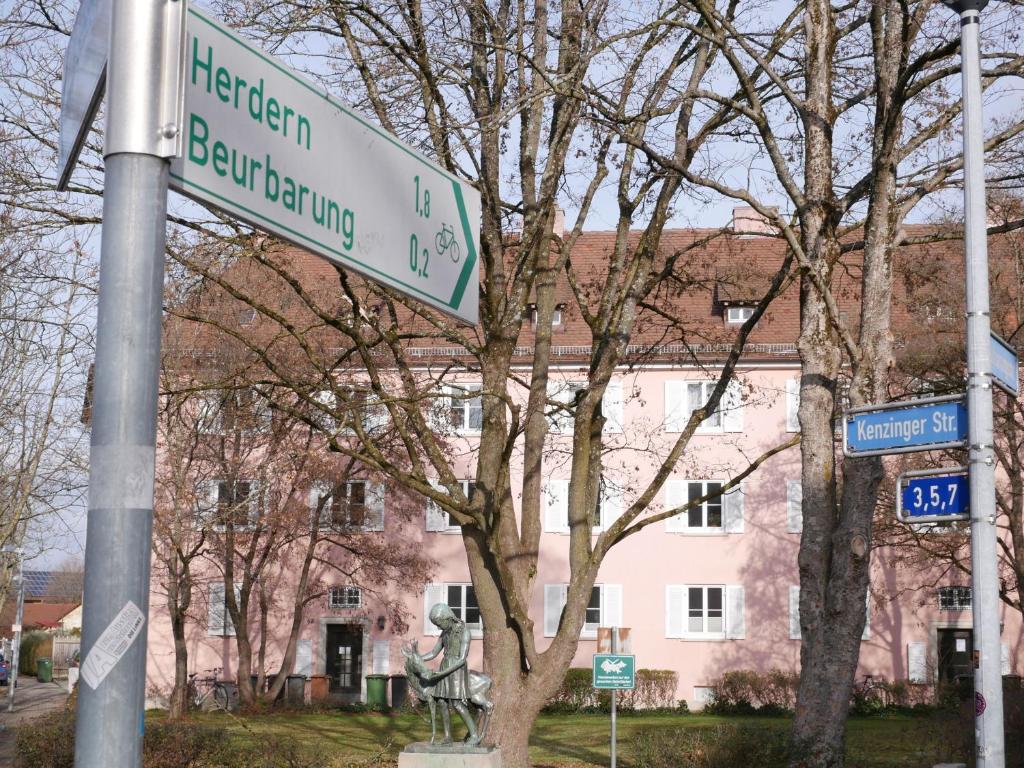 un letrero de la calle en un poste frente a un edificio en Apartment Zweite Heimat Freiburg, en Freiburg im Breisgau