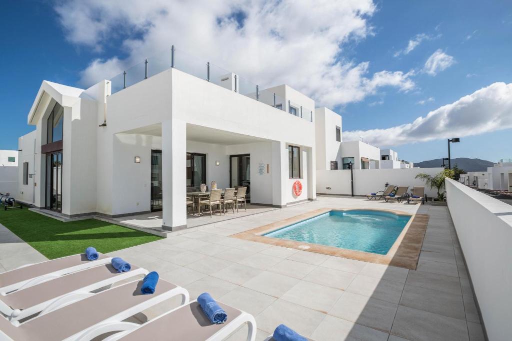 una villa con piscina y patio en Casa Dubh Linn, en Playa Blanca