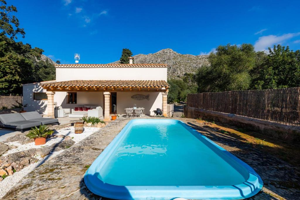 Villa con piscina frente a una casa en Can Punxa de Siquier, en Pollensa