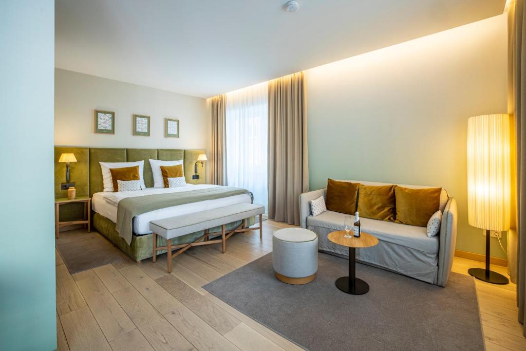 pokój hotelowy z łóżkiem i kanapą w obiekcie OneBavariaHomes w Monachium
