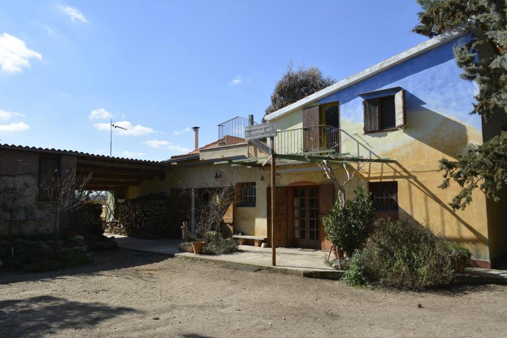 une maison avec une terrasse couverte et un balcon dans l'établissement Agriturismo Poggio Ferrata, à Ruvo di Puglia