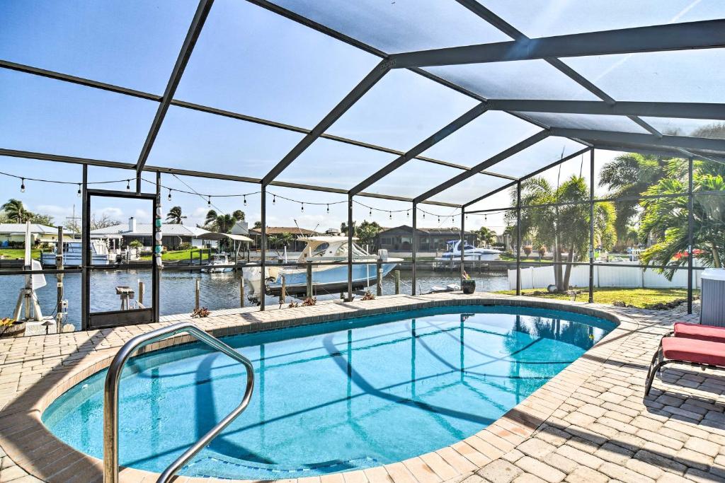 una gran piscina con un gran techo en Coral Shores Waterfront Oasis with Private Dock! en Bradenton