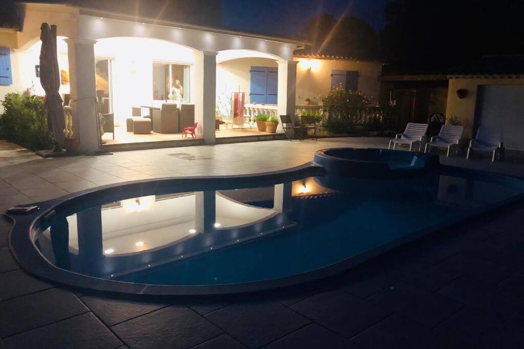 Bazén v ubytování maisonette Cosi nebo v jeho okolí