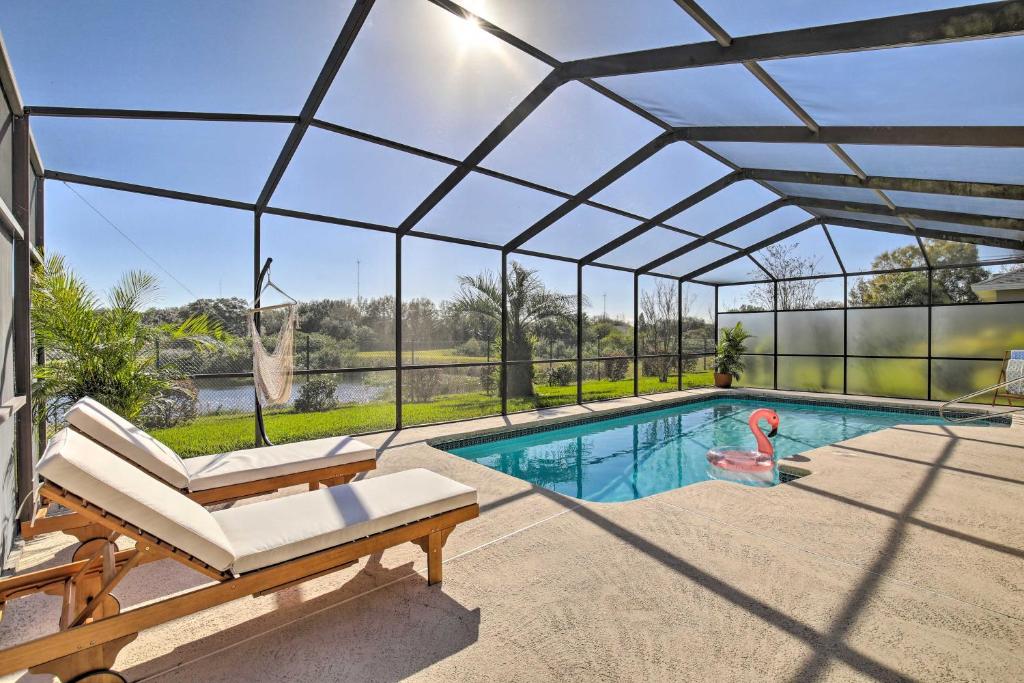 una imagen de una piscina en una casa en Bright and Sunny Riverview Oasis with Pool and Pond en Riverview