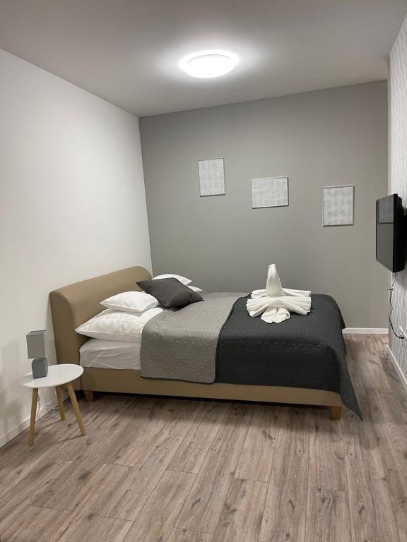 Łóżko lub łóżka w pokoju w obiekcie Paskom Apartmanház