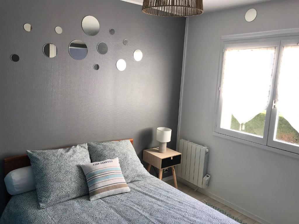 a bedroom with a bed and a window at Cabourg - Bel appartement lumineux avec balcon dans résidence privée in Cabourg