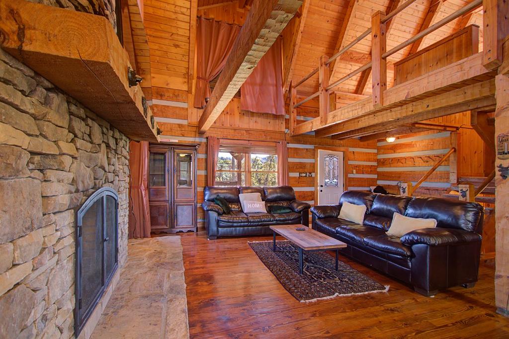 Stunning Cabin: 7 Acres, 360 Views, 20min to Park! - One-Bedroom House