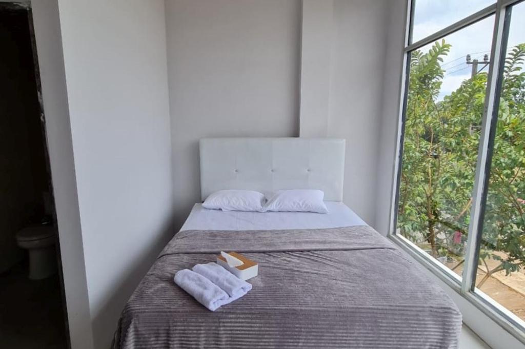 Postel nebo postele na pokoji v ubytování Krisan Guest House Syariah Banjarbaru Mitra RedDoorz