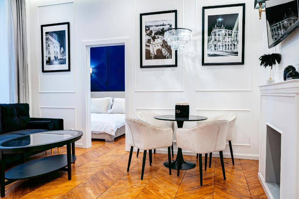salon ze stołem i krzesłami w obiekcie APARTAMENTY ARTE LUBLIN Niecała 11 - faktura VAT parking free w mieście Lublin
