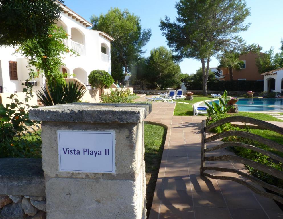un panneau devant une villa playa iii dans l'établissement Sagitario Vista Playa II Apartamentos, à Cala Blanca
