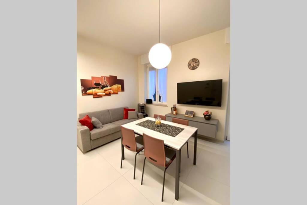 WINE AND HORSE - Next to Station and Free Parking - 18