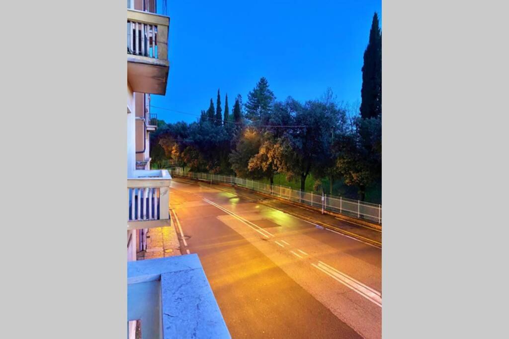 WINE AND HORSE - Next to Station and Free Parking - 13