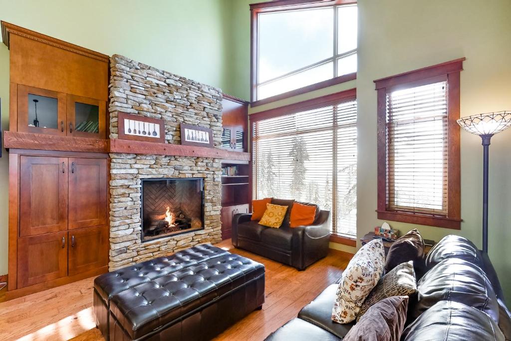 ein Wohnzimmer mit Sofa und Kamin in der Unterkunft Powder View 5 in Big White
