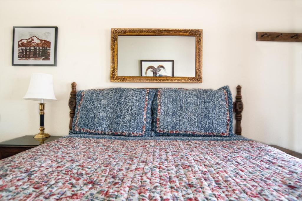 Mt Williamson Motel and Basecamp - Queen Room