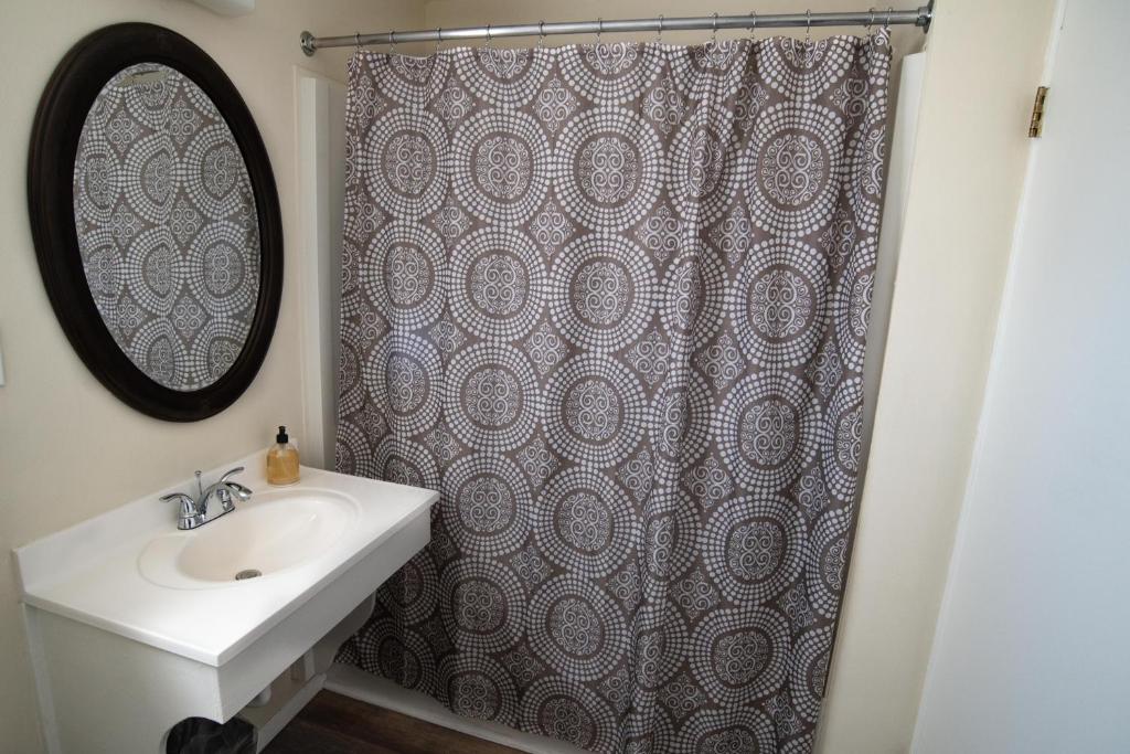 Mt Williamson Motel and Basecamp - Queen Suite