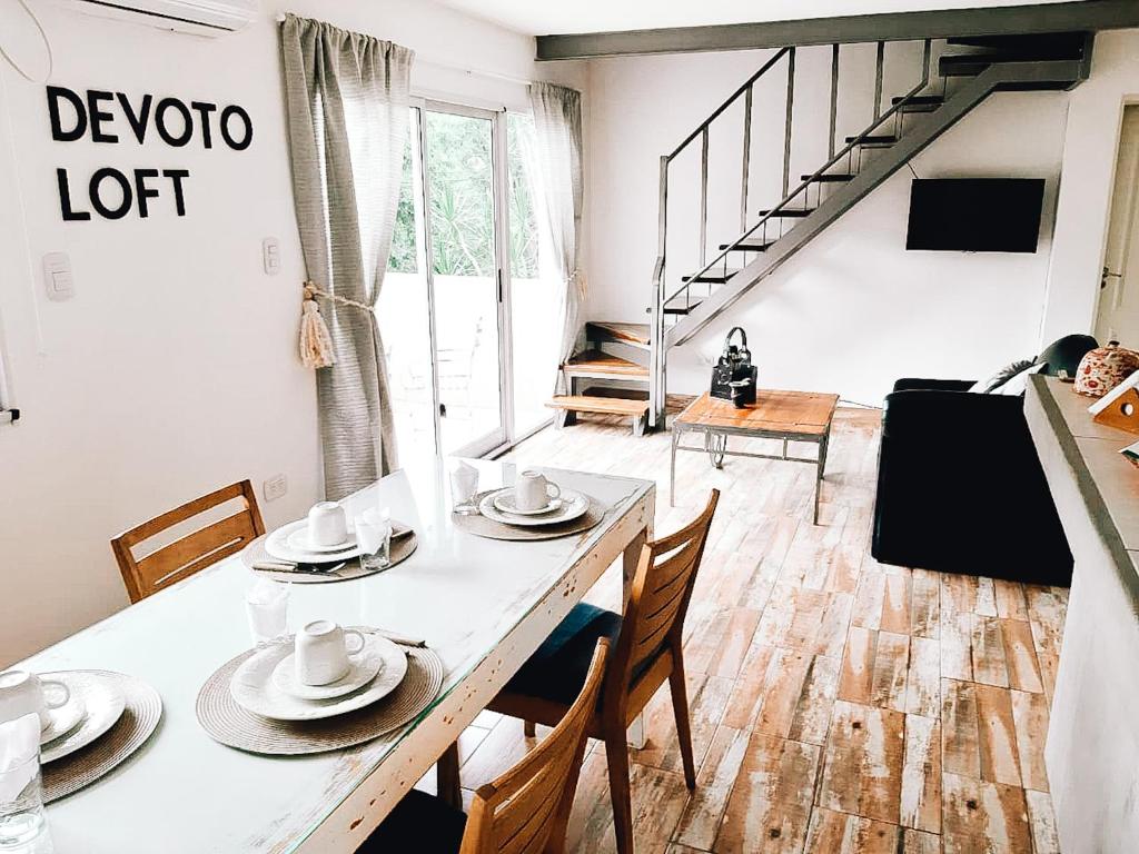布宜諾斯艾利斯的住宿－DEVOTO LOFT，一间带桌椅和楼梯的用餐室
