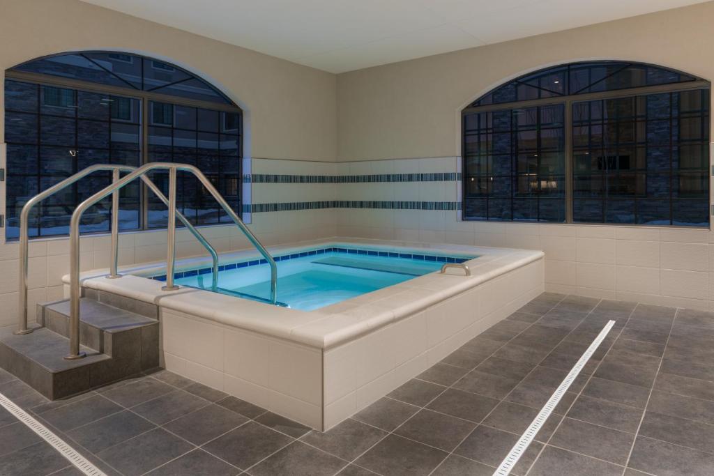Bazén v ubytování Staybridge Suites Anchorage by IHG nebo v jeho okolí