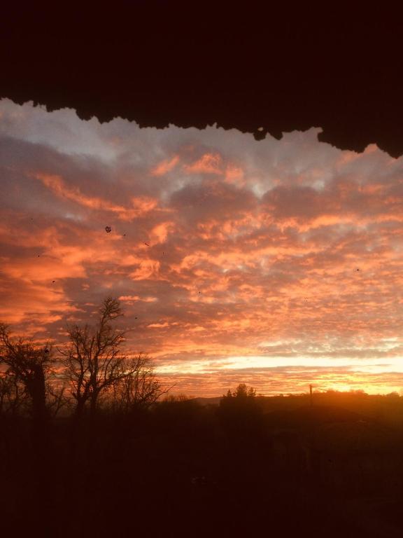 Východ nebo západ slunce při pohledu z bed and breakfast nebo okolí