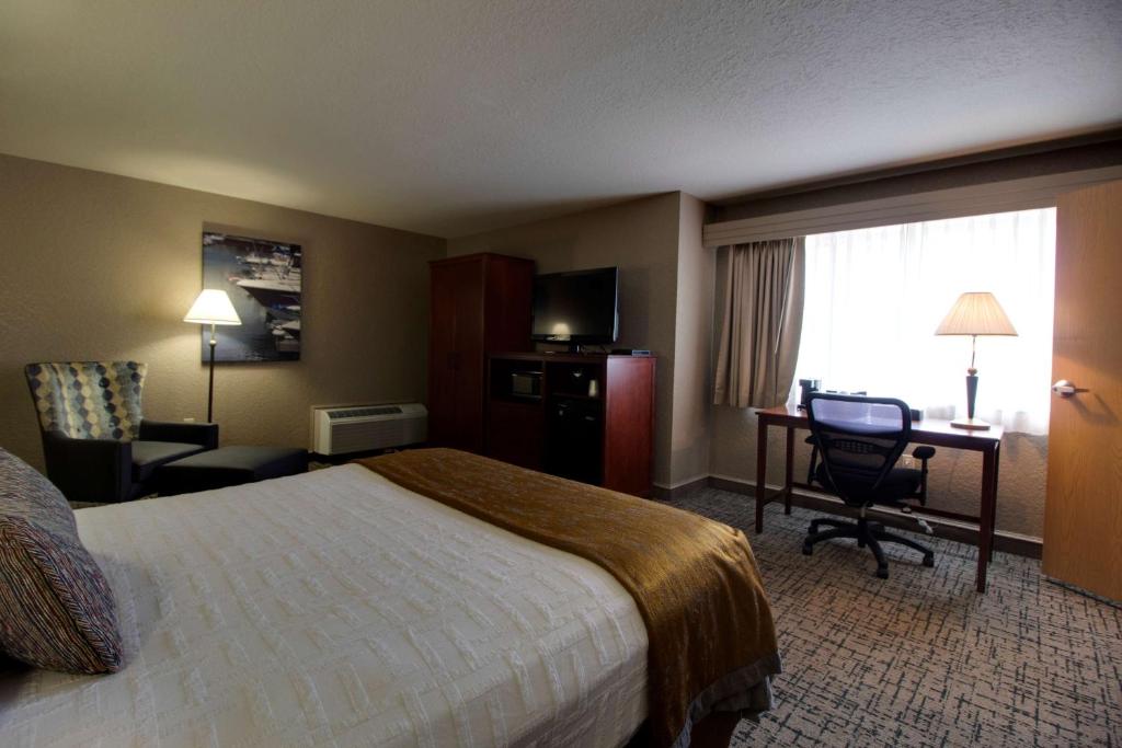 Best Western Harbour Pointe Lakefront - Queen Room - Disability Access Tub