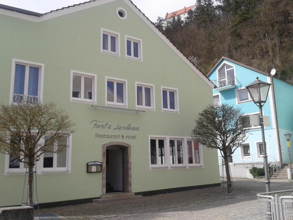 Un edificio con un letrero que lee la primera residencia kleffen redentor de la paz en Forst´s Landhaus en Riedenburg