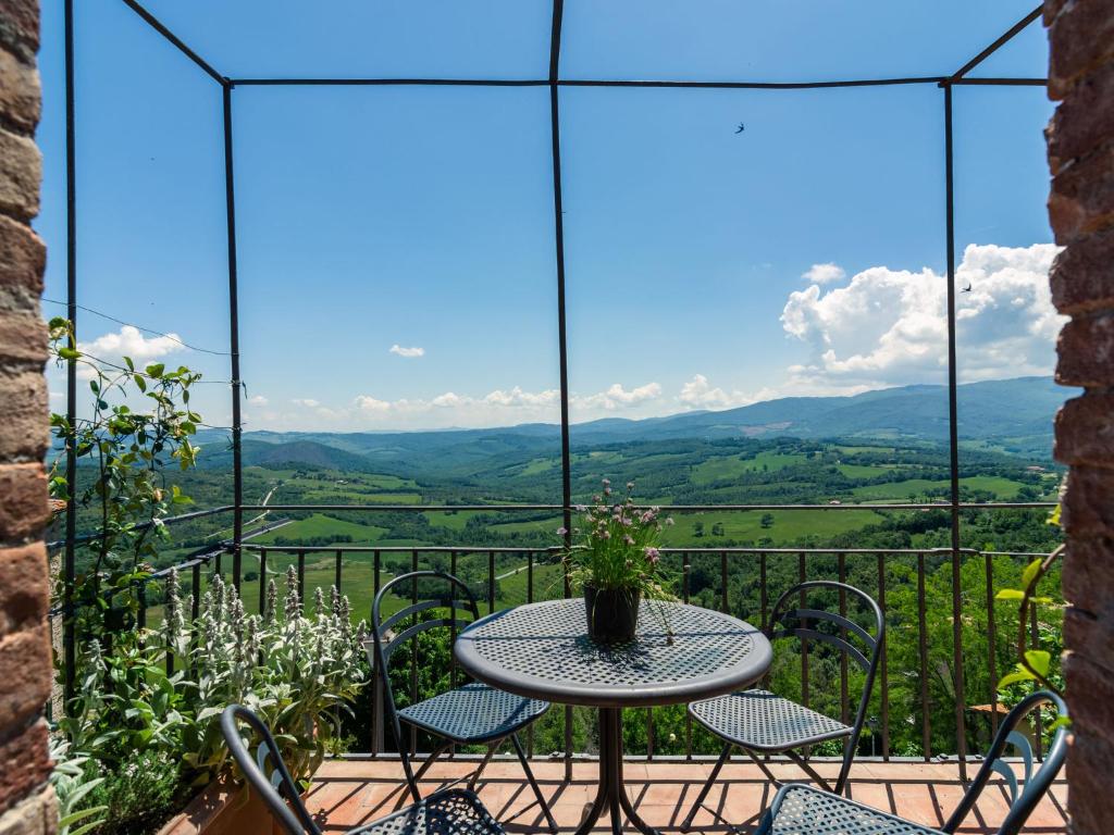 d'une table et de chaises sur un balcon avec vue. dans l'établissement Belvilla by OYO Vista dalla Terrazza, à Montecastelli