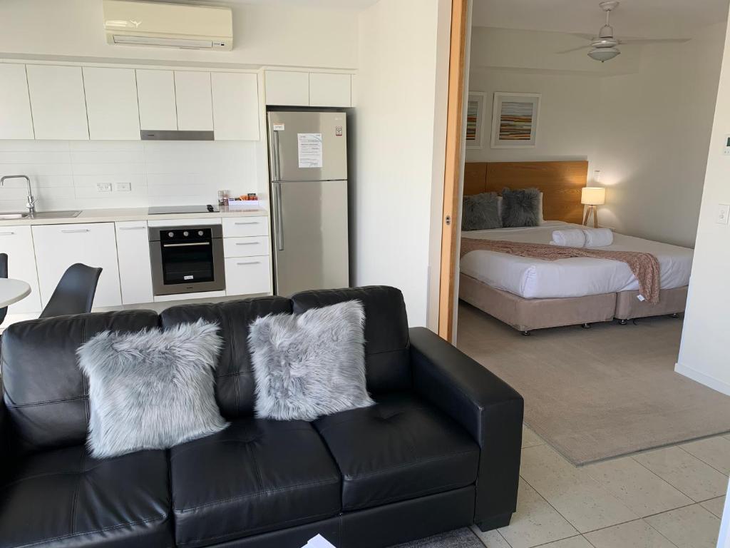 Postel nebo postele na pokoji v ubytování Oshen Holiday Apartments Yeppoon
