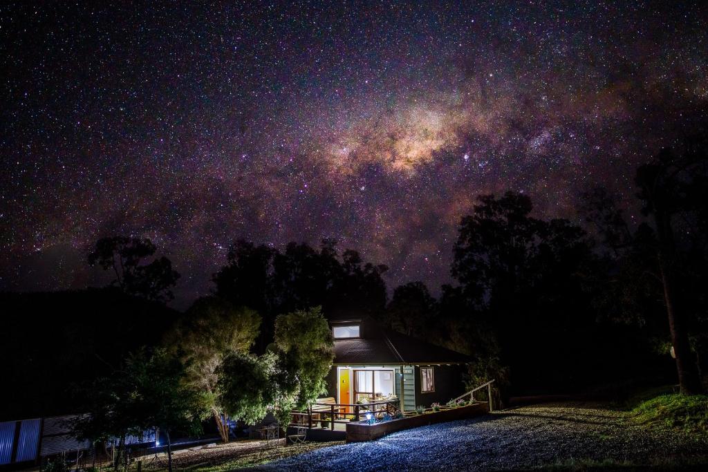 a house under the milky way at night at Bandalong Cottages in Mudgee
