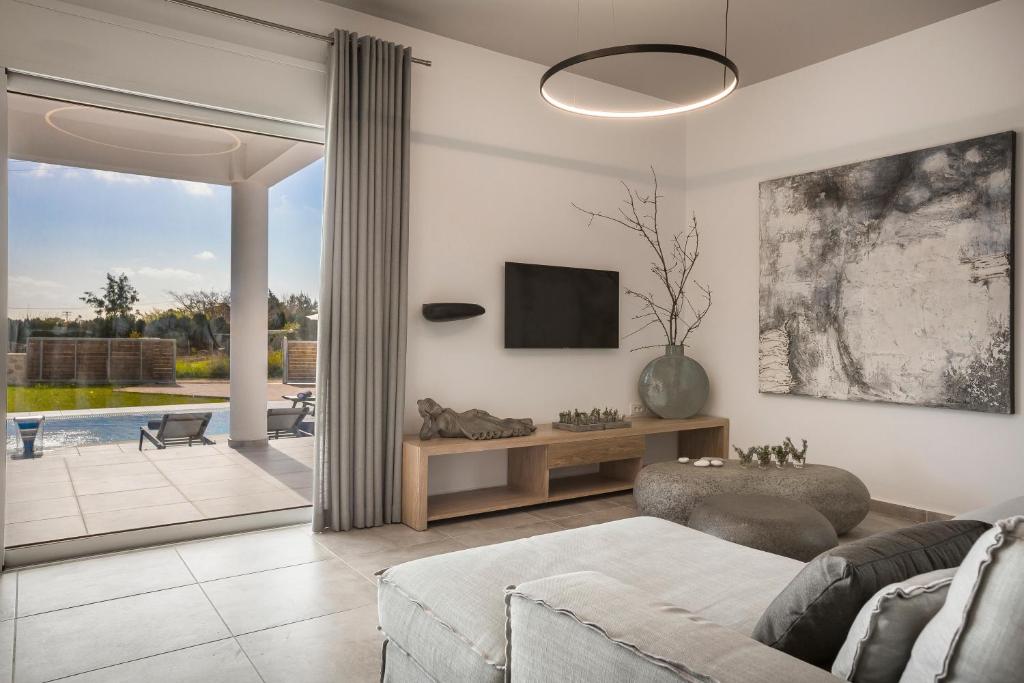Televízia a/alebo spoločenská miestnosť v ubytovaní Artemon New Luxury Villa