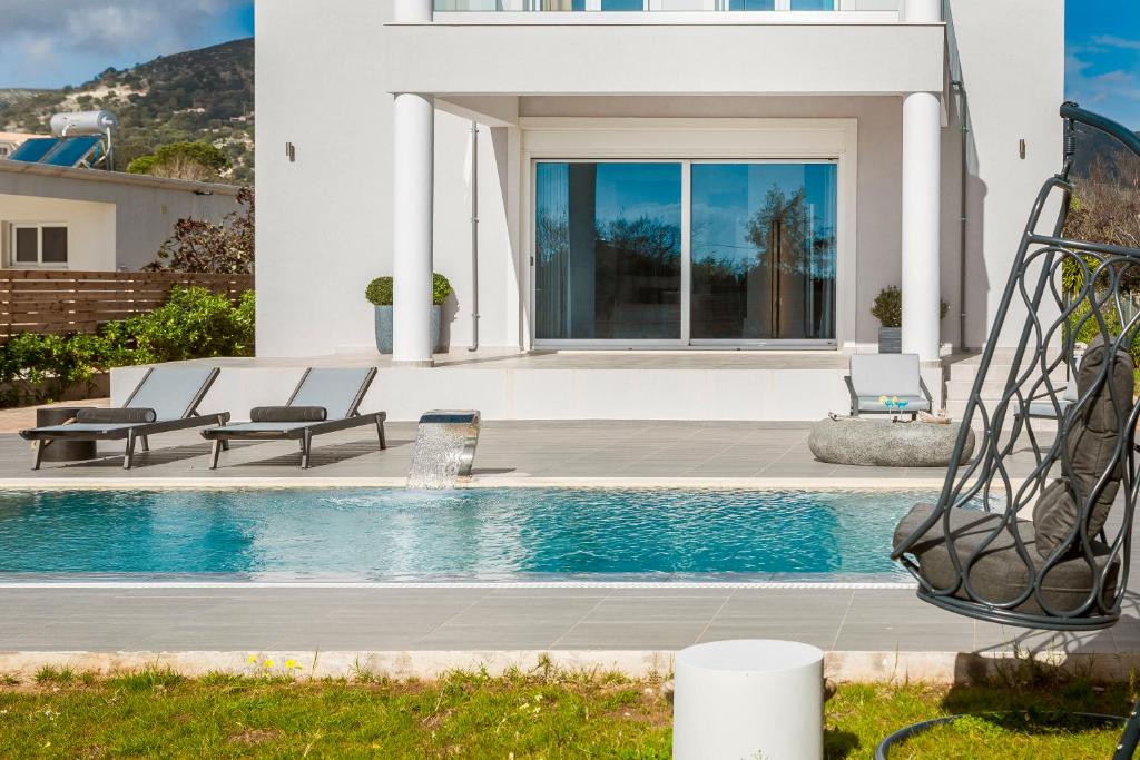 Bazén v ubytovaní Artemon New Luxury Villa alebo v jeho blízkosti