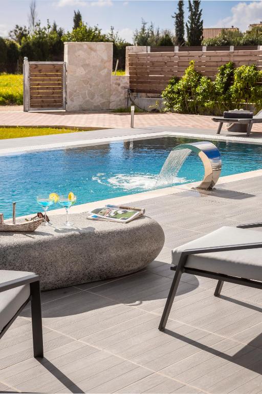 Bazén v ubytovaní Artemon New Luxury Villa alebo v jeho blízkosti