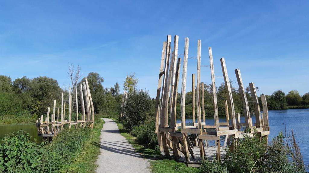 un pont en bois sur une masse d'eau dans l'établissement L’Oree de la Bouvaque, à Abbeville