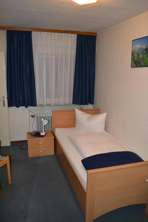 Postel nebo postele na pokoji v ubytování Hotel Walfisch