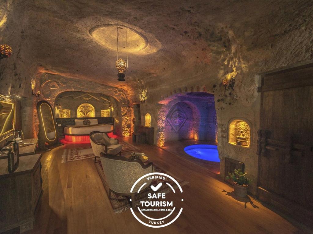 um quarto com uma sala de spa com uma cama e uma banheira em Kapadokya Hill Hotel & Spa (12+) em Nevşehir