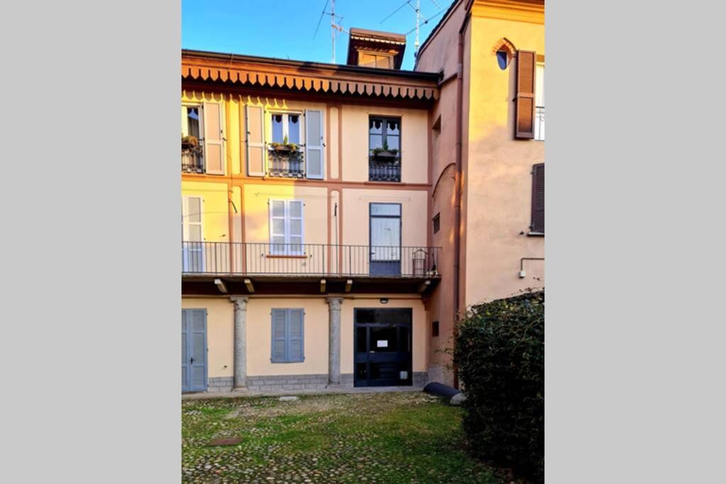 obraz budynku apartamentowego z dziedzińcem w obiekcie Maison Marina_Pavia San Michele Centro Storico w mieście Pawia